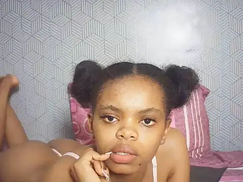 BustieLaura's Live XXX Chat