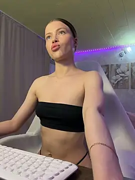 EmmyMills Adlı Modelin Canlı XXX Sohbeti