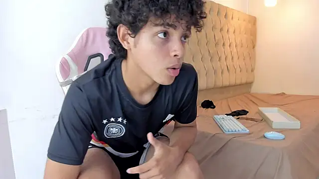 Boy_king28 élő XXX-chatje