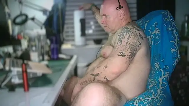 Chat +18 de Tattooed_Dilf_01 ao vivo