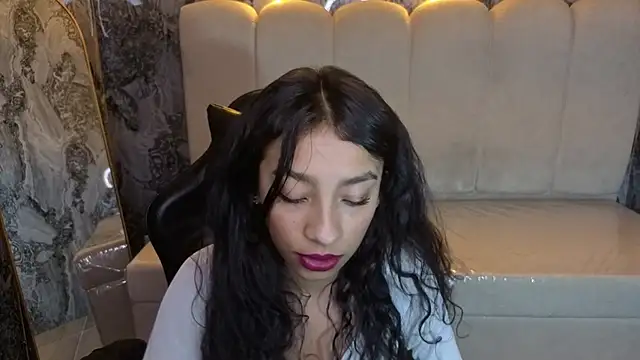 Adarasuri_v Chat XXX in diretta