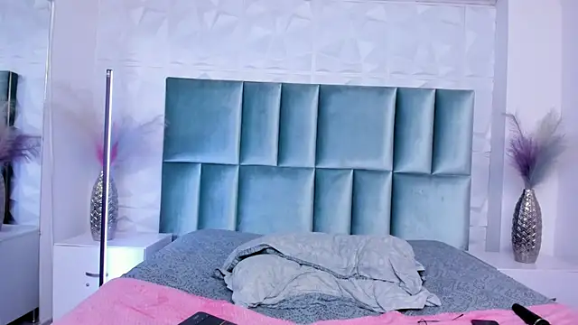 HollyPeach Chat XXX live