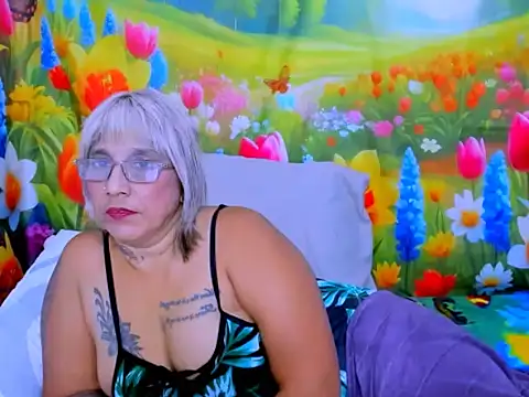 indianroxy's Live XXX Chat