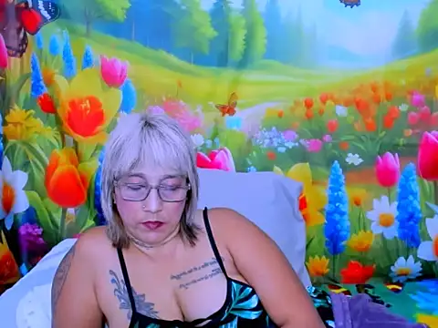 indianroxy's Live XXX Chat