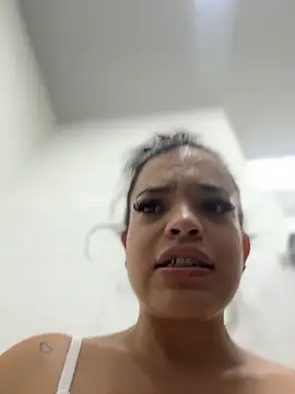 JuanitaMore01 Adlı Modelin Canlı XXX Sohbeti