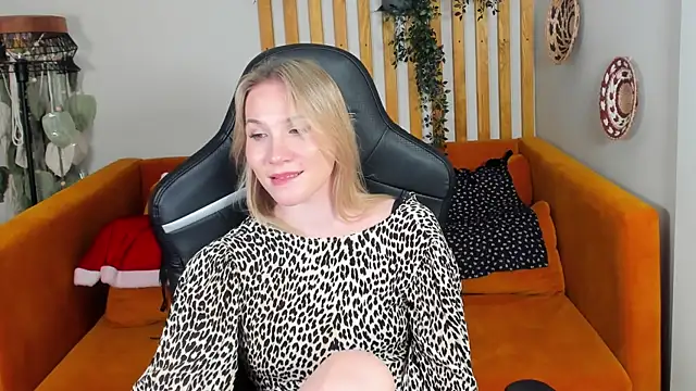 ElaraVoltage élő XXX-chatje