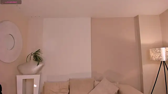 MilaLawrence Chat XXX live