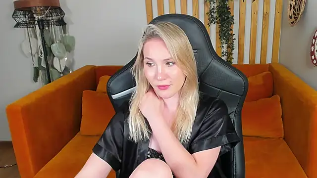 ElaraVoltage's Live XXX Chat