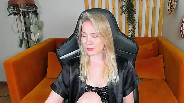 ElaraVoltage Adlı Modelin Canlı XXX Sohbeti