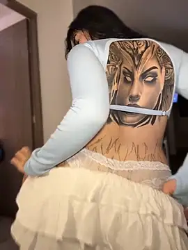 NickiiiiiのライブXXXチャット