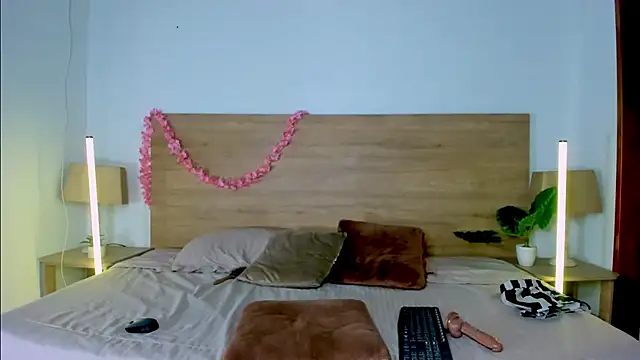 LaraRous Live XXX-chat