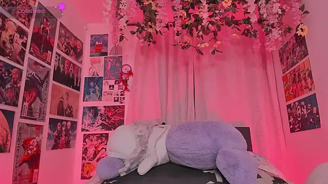 MissCurvyTop's Live XXX Chat
