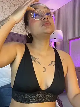 Chatroom XXX en direct de EMILYY_FOXY