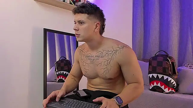 XXX chat uživo modela ASHTON_HILS