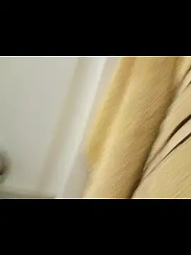 SweetCreme97 Show in webcam