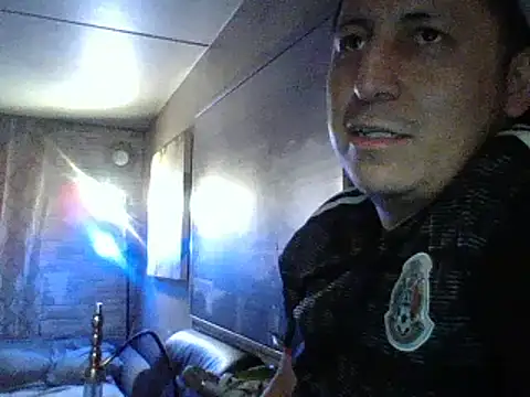 Badboibeto: διαδικτυακό σόου στην κάμερα