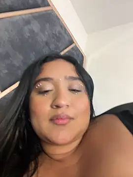 FoxySkye XXX чат на живо
