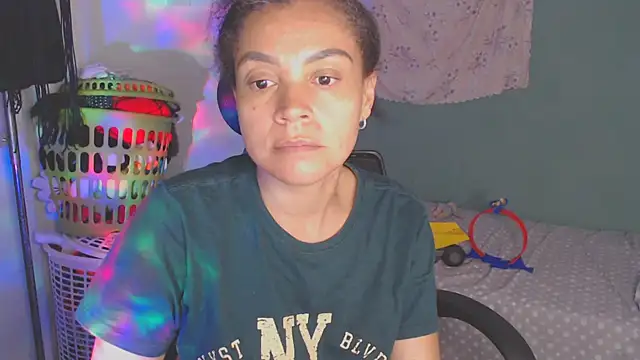 shayna_cute Adlı Modelin Web Kamerası Şovu