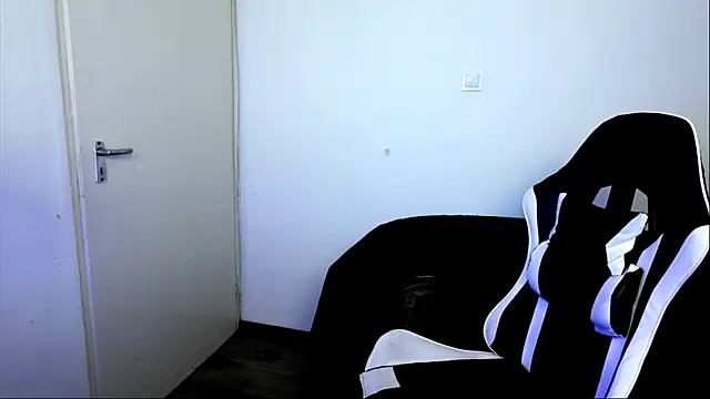 Онлайн чат XXX ShyHotNerd