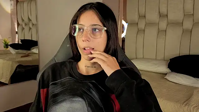 TinyVelvet's Live XXX Chat
