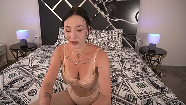 NikkiGoldSide's Live XXX Chat