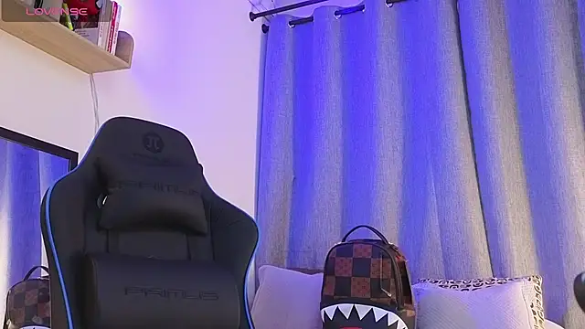 ASHTON_HILS – Naživo XXX chat