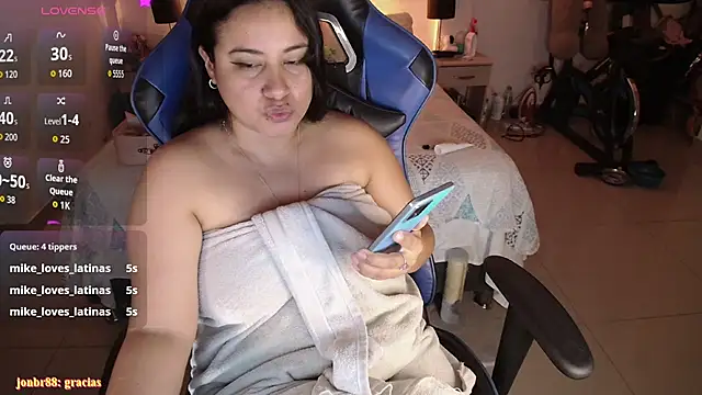 LauraHawkes Chat XXX in diretta
