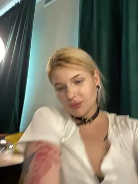 DriveThruCiri Chat XXX live