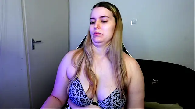 دردشة ShyHotNerd الجنسية المباشرة
