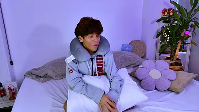 Samy_Twink Adlı Modelin Canlı XXX Sohbeti