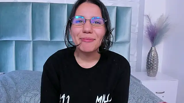 HollyPeach Chat XXX live