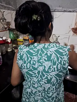 Chat +18 de poojaseductive ao vivo