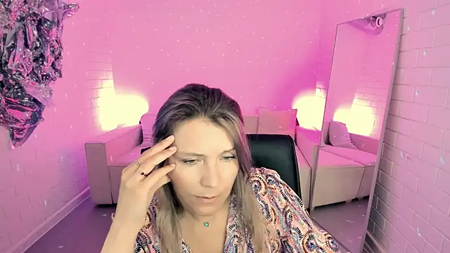 NicoleHitman Chat XXX in diretta