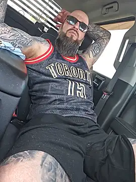 הופעת וובקאם של Beardedtattood