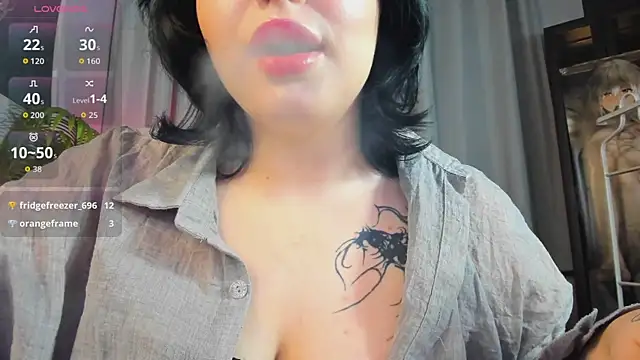 Chat +18 de KittyNuarr ao vivo