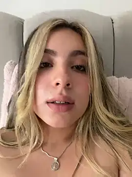 Cloee_Rainbow1 Show in webcam