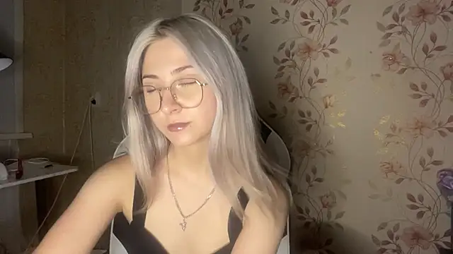 WhitePowerGirl élő XXX-chatje