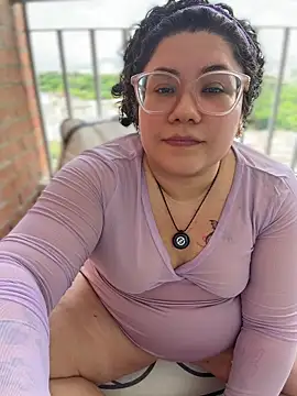CurlyMilf_Vannexxxa Show in webcam