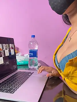 Neha18のライブXXXチャット