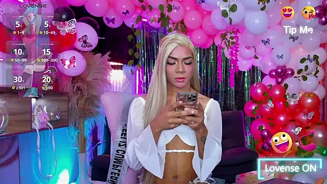 Queens_Wonders_Blonders' Webcam Show