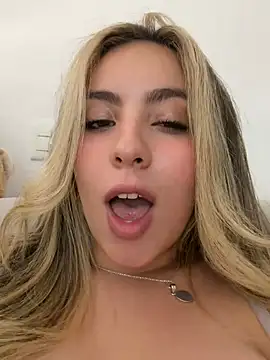 Cloee_Rainbow1's Webcam Show