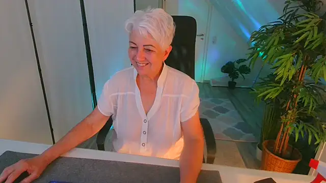 Chatroom XXX en direct de LovelyHelena