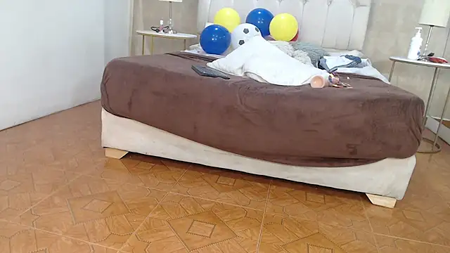 LuciaMoore XXX чат на живо