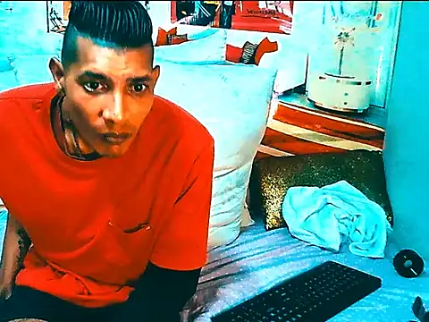 Show modela IndianSavageMale na web-kameri