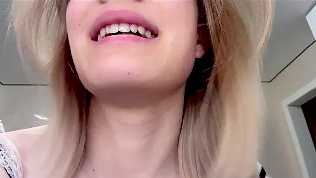 XXX chat uživo modela Carolini_i