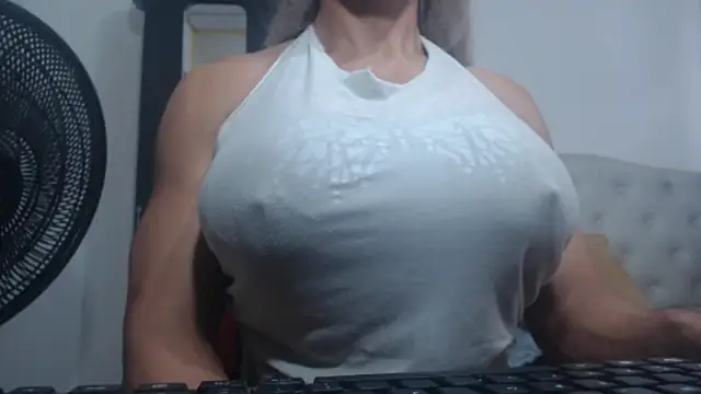 הופעת וובקאם של DanielaMuscleTS