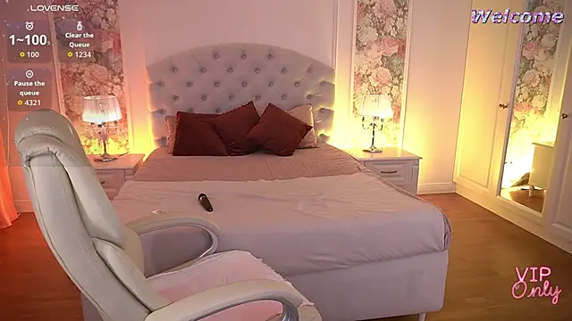 EllaGoldenn's Live XXX Chat