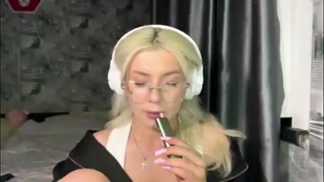 SpotlessParaffinn Live XXX chat