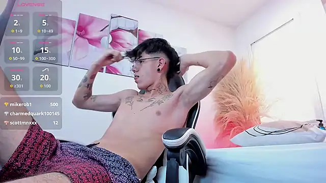 Show modela Tommy_valverde na web-kameri