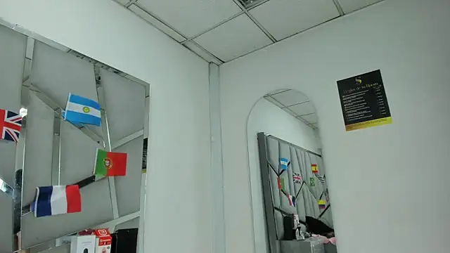 AuroraHoney32's Live XXX Chat